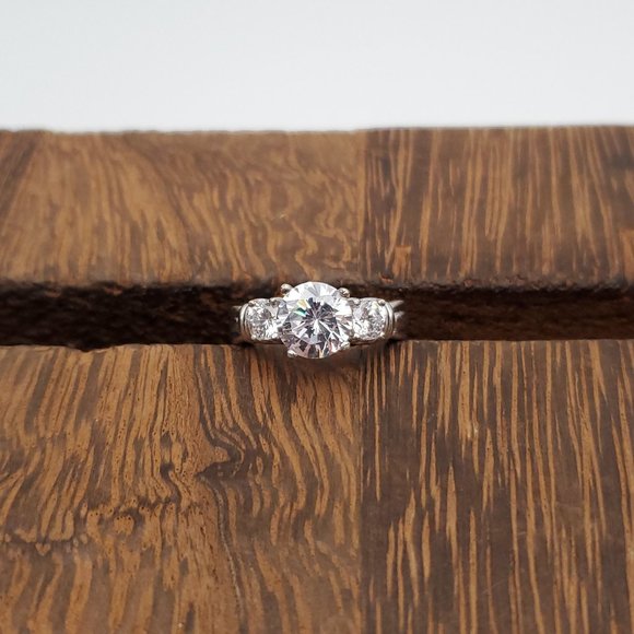 Size 8 925 Sterling Silver Stunning Triple Cubic Zirconia Ring - Picture 1 of 9